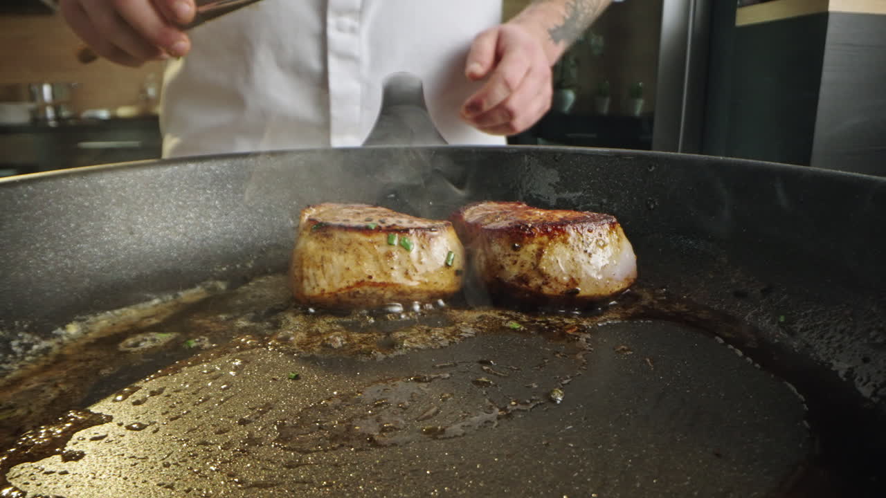 판에 고기를 요리하는 것