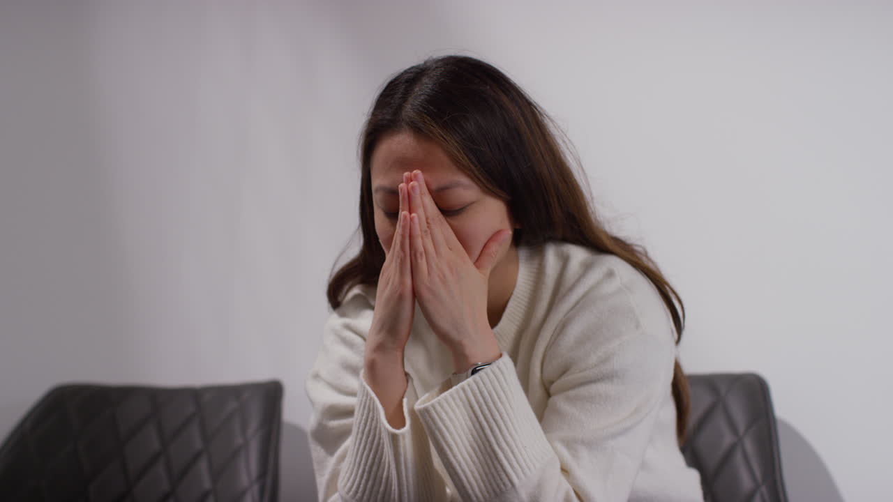 우울증과 불안으로 고통받는 불행한 여성이 의사 또는 정신 건강 직원의 리셉션에 앉아 있습니다.