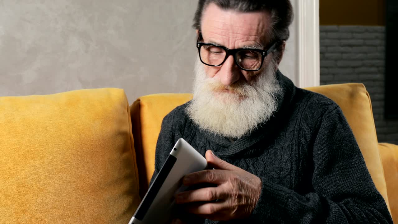 el anciano tiene problemas con la tableta.