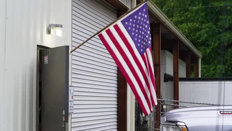 bandera nacional de los estados unidos de américa en una granja