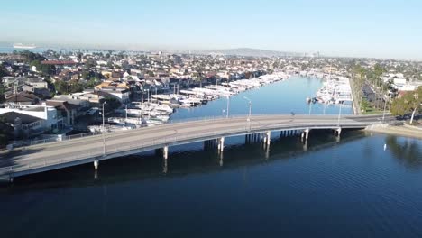 Volar-Sobre-El-Puente,-Casas-Con-Muelles-Para-Botes,-Disparos-De-Drones