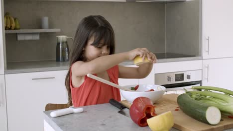 una niña linda cocinando por sí misma