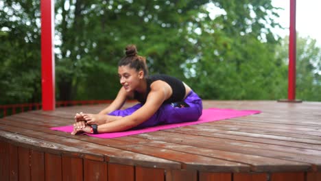 mujer haciendo yoga al aire libre