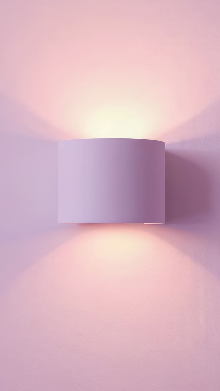 Video verticale: all'inizio, applique che proietta una luce calda sulla parete rosa, formando ombre a ventaglio