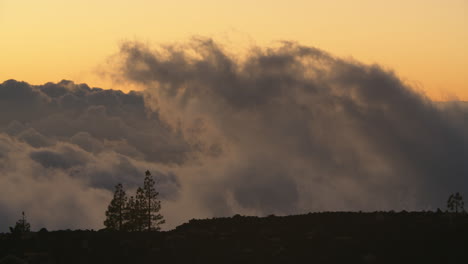 el lapso de tiempo de las nubes en las montañas al atardecer