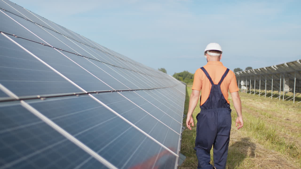 técnico de paneles solares en una granja solar