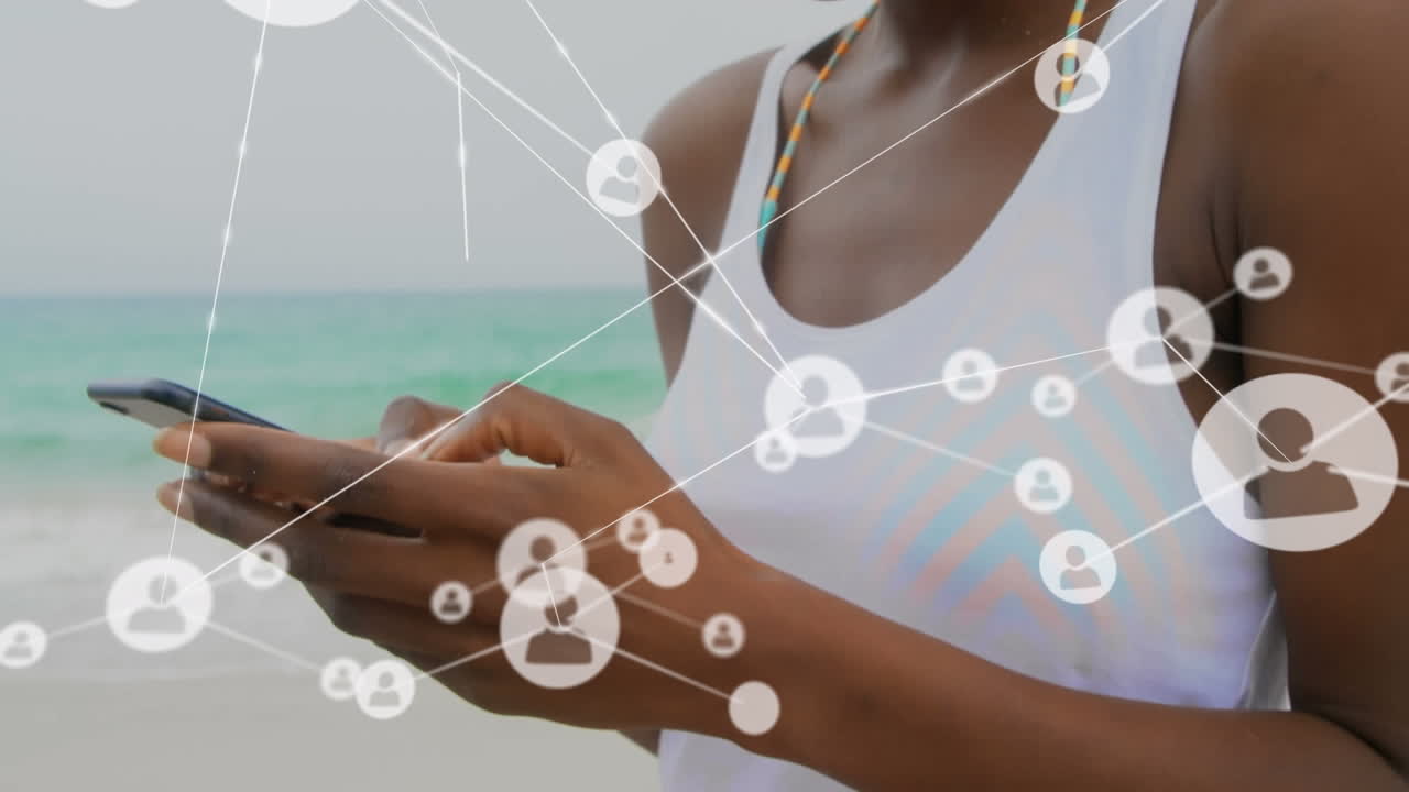 animación de la red de conexiones sobre la mujer usando el teléfono en la playa