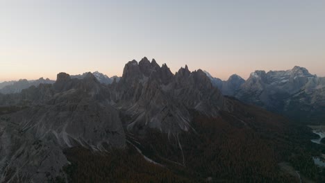 Vista-Panorámica-De-Drones-Sobre-Las-Montañas-De-Los-Dolomitas-En-El-Tirol-Del-Sur-Al-Atardecer