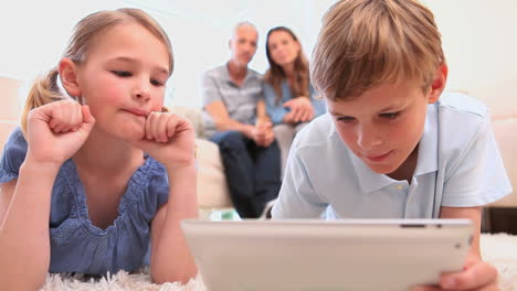 Lächelnde-Kinder-Spielen-Mit-Einem-Tablet-PC