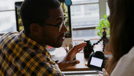 Diseñadores-Gráficos-Trabajando-Juntos-En-El-Escritorio-De-Una-Oficina-Moderna-4k