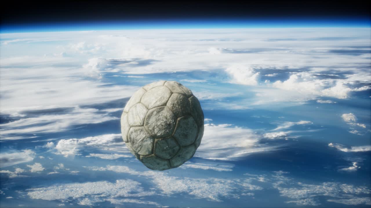 vieja pelota de fútbol en el espacio en órbita terrestre
