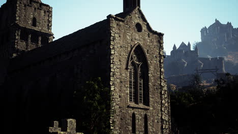 iglesia medieval y castillo en una colina