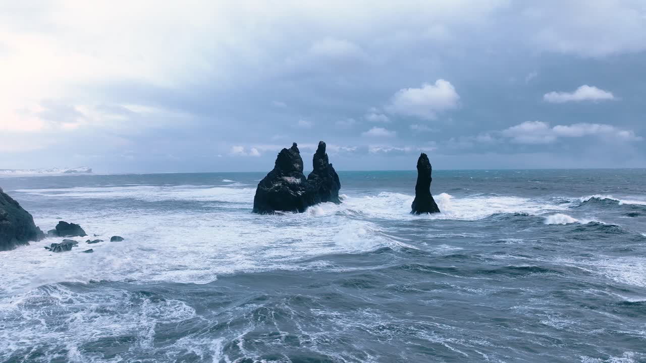 vik playa negra avión no tripulado volando hacia reynisdrangar rocas panorámica de islandia
