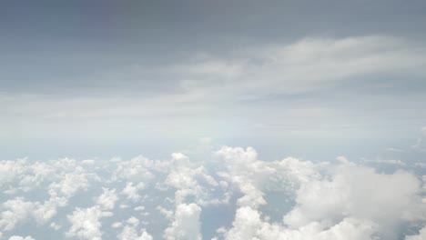 zicht op de lucht met witte gezwollen wolk en zonlicht boven de hemel