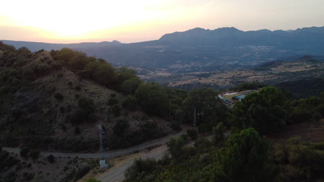 Una-Antena-De-Drone-De-Una-Carretera-Que-Conduce-A-Un-Rancho-Remoto-En-El-Pico-De-Los-Reales,-Estepona,-España