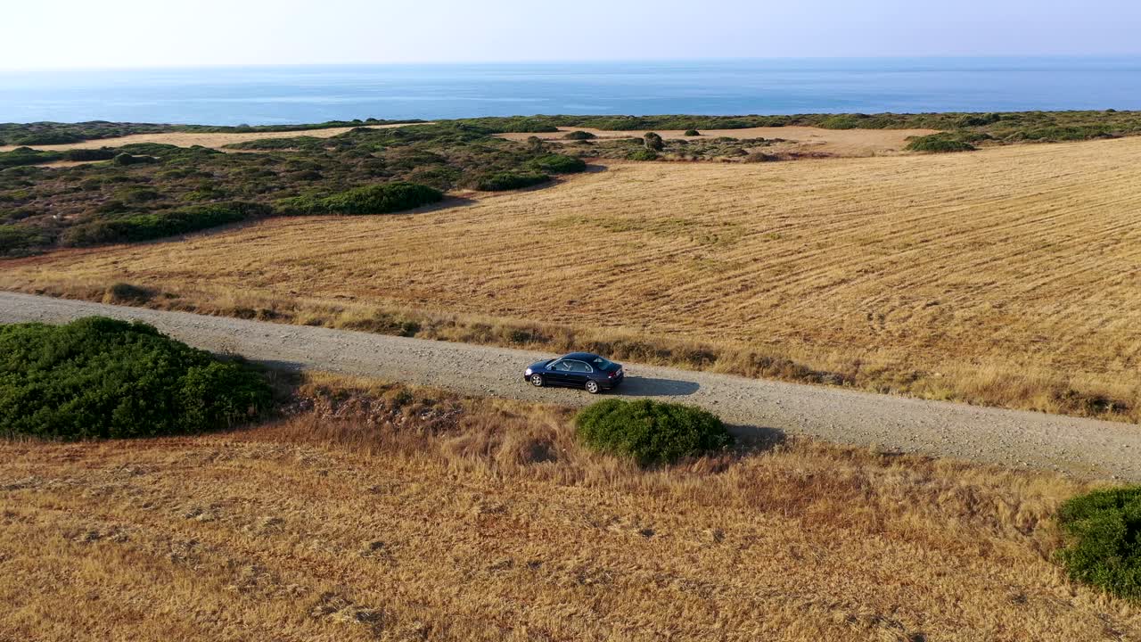 북부 키프로스 2의 kormacit 도로에서 드론으로 추적하는 공중 차량