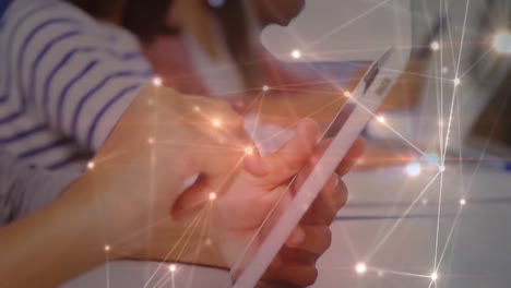 animación de redes de conexiones entre diversos escolares que utilizan tabletas