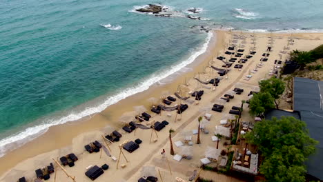 Erstaunlicher-Goldener-Strand-Mit-Azurblauem-Ozean-Und-Wellen,-Die-Auf-Sonnenliegen-Am-Strand-Treffen