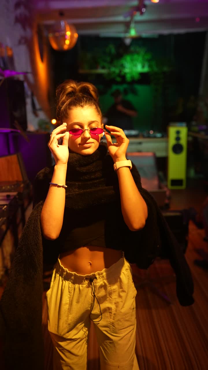 mujer en un evento musical