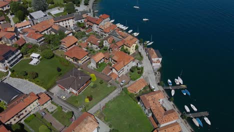 vista aérea cenital de pella, un pequeño pueblo en la provincia de novara, piamonte, italia