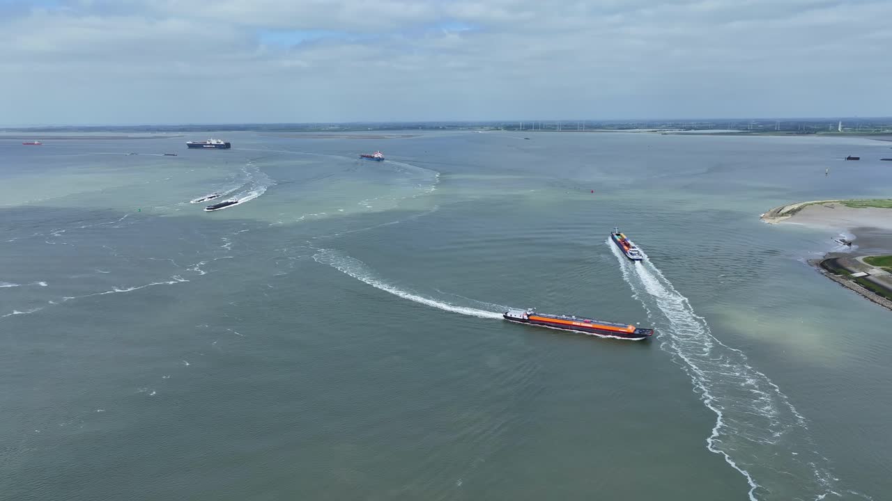 네덜란드 의 한스베르트 잠금소 입구 에 있는 화물 선박 들 의 공중 사진