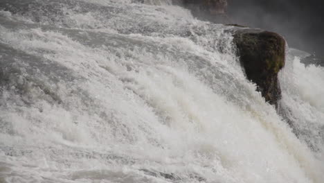 Island-Gulffoss-Wasserfall,-Der-Bei-Tageslicht-Fließt