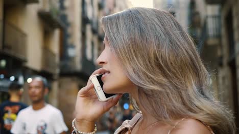 Retrato-De-Mujer-Enojada-Hablando-Por-Teléfono-Móvil.-Chica-Agresiva-Mirando-Reloj-De-Mano