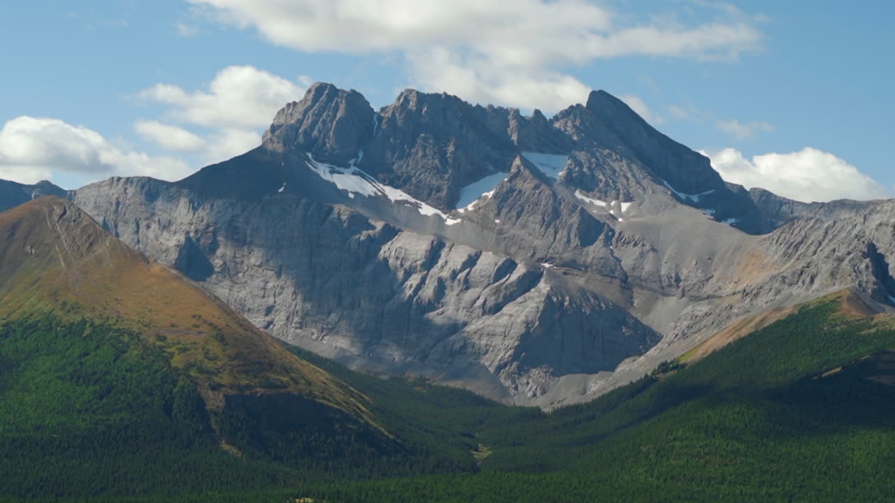 un emocionante recorrido en helicóptero por las montañas rocosas canadienses, impresionantes vistas aéreas de picos nevados, glaciares, ríos y bosques