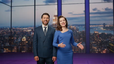 los reporteros del equipo saludan el estudio de noticias en vivo comenzando la transmisión. los presentadores de la pareja