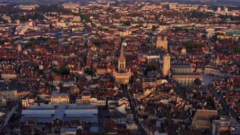 Catedral-Europea-En-El-Centro-De-La-Ciudad-Drone-Zoom-In-Shot-Hora-Dorada-Stock-Hd-30p