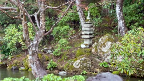 Pagoda-De-Piedra-En-El-Jardín-Del-Templo-Konchi-in-Con-Gotas-De-Lluvia-Cayendo