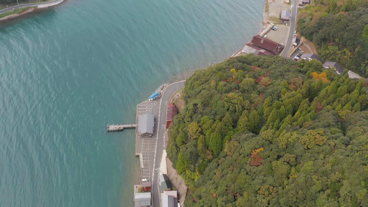 revelación de inclinación aérea de un pequeño pueblo en el norte de kyoto japón
