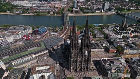 Ehrfurchtgebietendes-Und-Historisches-Wahrzeichen-Des-Kölner-Doms.-Filmisch