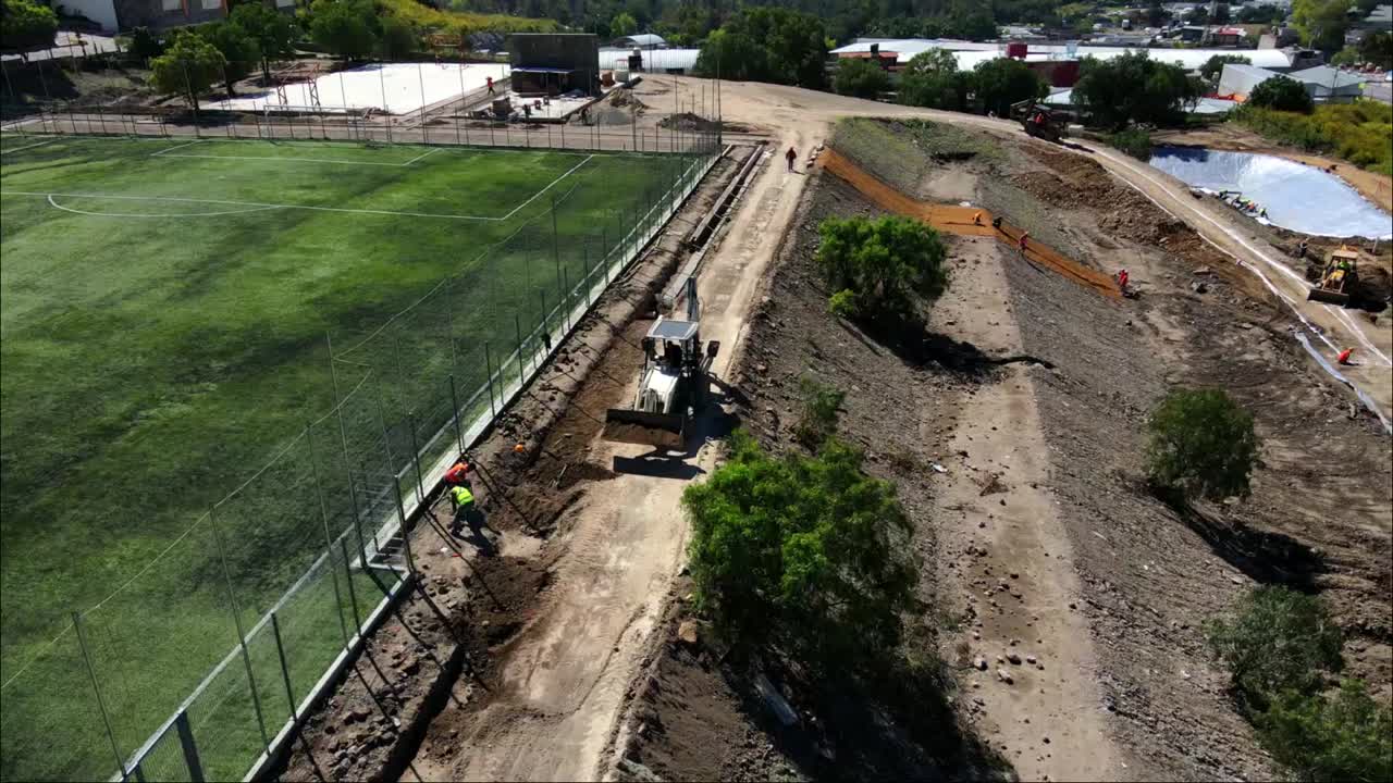 excavadora en el sitio de construcción del parque de la ciudad trabajando