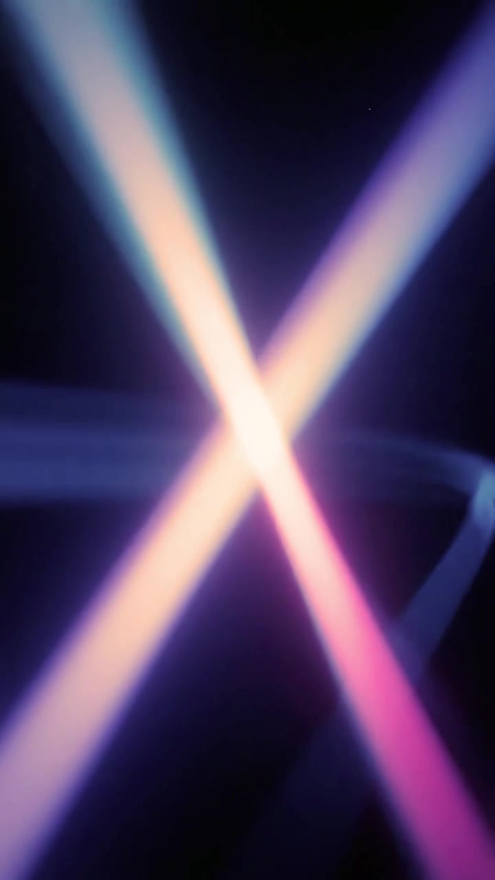 Movimento astratto di raggi di luce colorati su sfondo nero