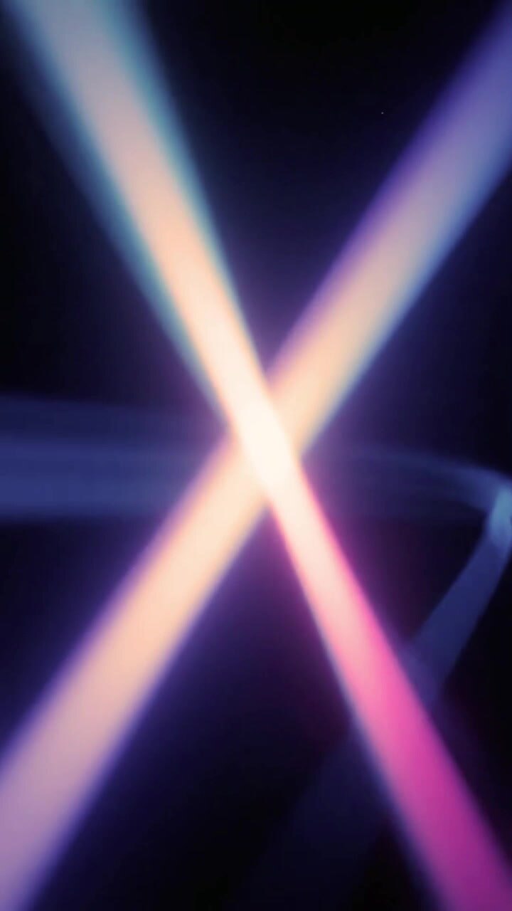 Movimento astratto di raggi di luce colorati su sfondo nero
