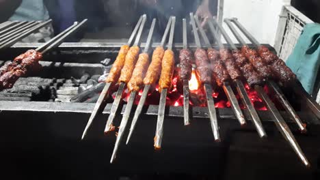 nahaufnahme des kochens von beef seekh kebab auf dem griller