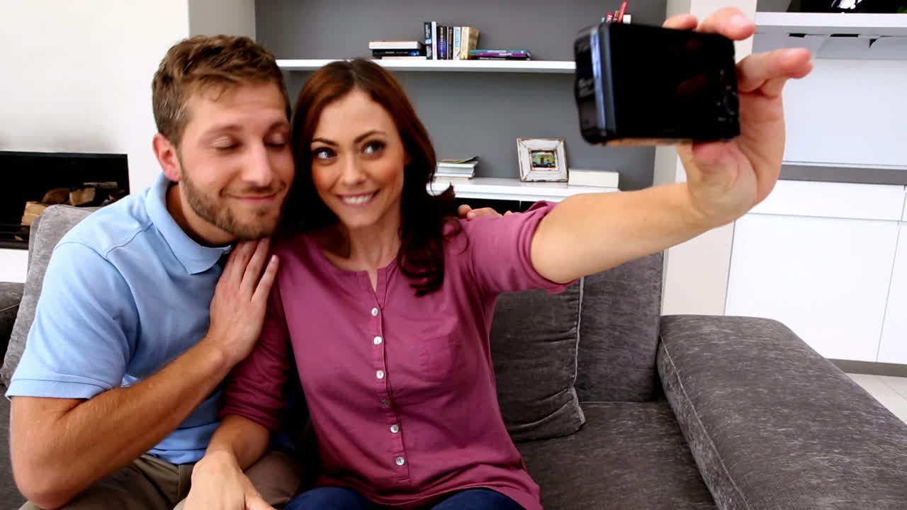 pareja tomando una foto de sí mismos