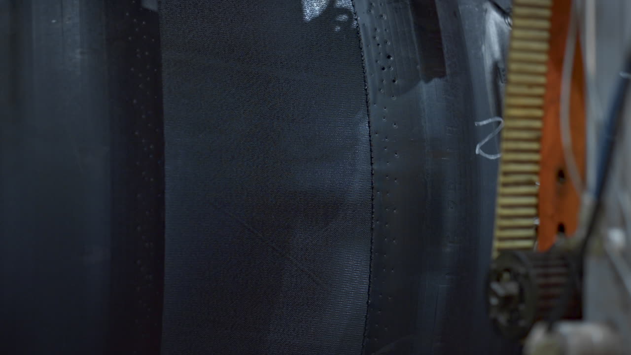 mecanismo de ronda de producción automatizada de neumáticos detallado en un primer plano en movimiento de la fábrica