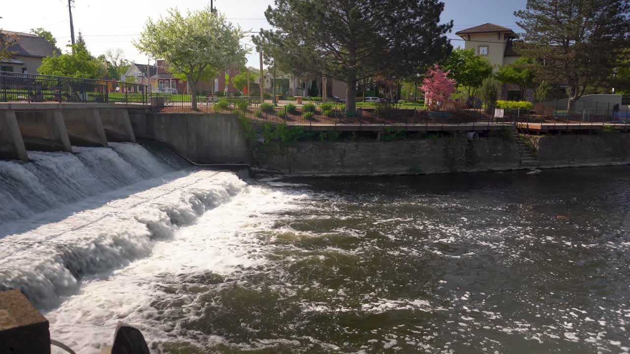 la presa en rockford michigan cascada de agua que fluye agua