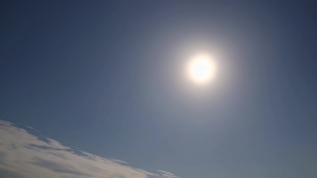 Lys sol, der skinner på en klar blå himmel