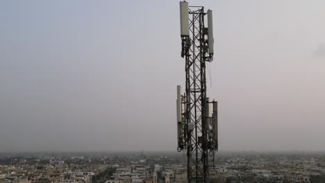 vista aérea de las torres de la red de telefonía celular en pakistán