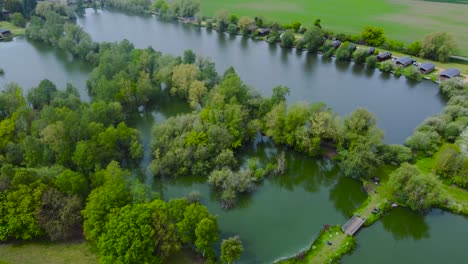 Ruhige-Sumpflandschaft-Woodlakes-Park-Kings-Lynn-Vereinigtes-Königreich