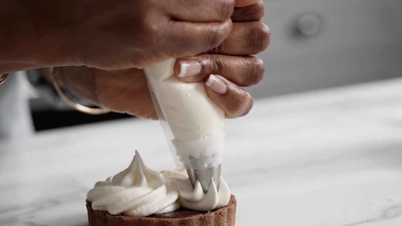 Un guide étape par étape pour créer de magnifiques décorations en crème pochée sur des desserts au chocolat : une expérience culinaire inoubliable