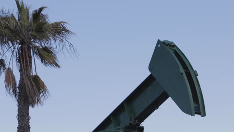 Oil-pump-head-with-tree