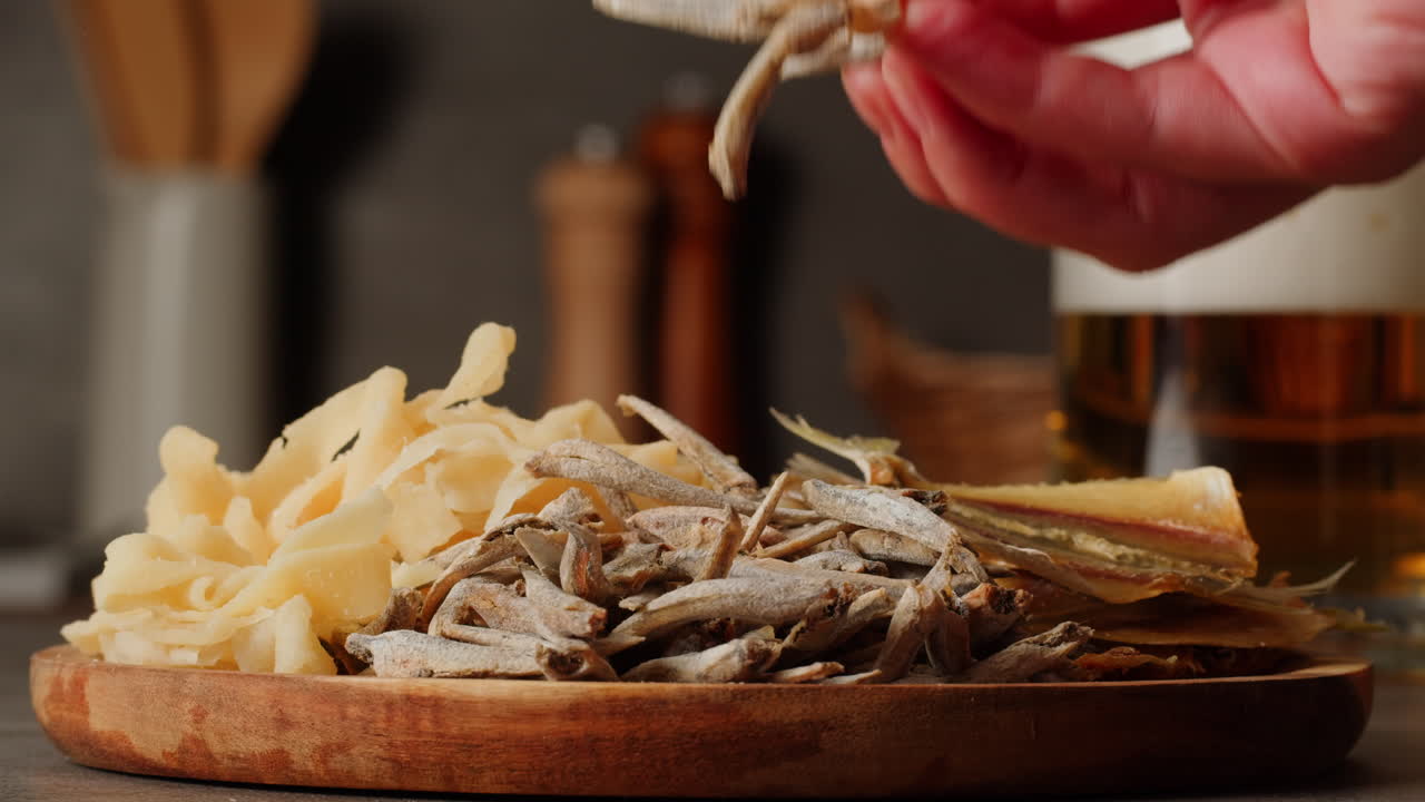 Selezione a mano di snack di pesce essiccato