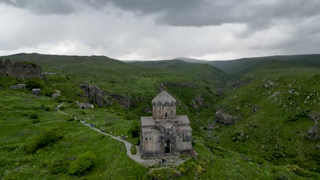 Hochauflösendes-4K-Drohnenvideo-Der-Wunderschönen-Festung-Amberd-In-Armenien