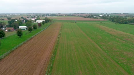 Drohnen-Ariel-Blick-Auf-Amish-Farmland-Und-Amish-Sonntag-Treffen