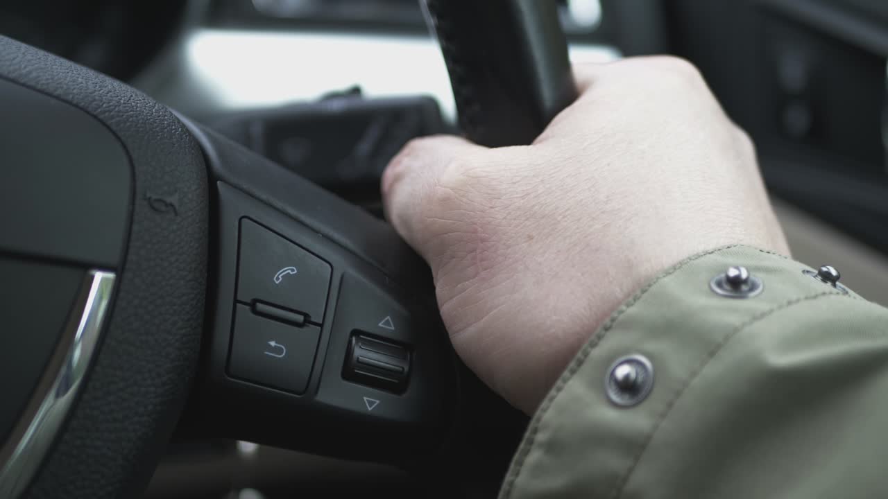 스티어링 휠에 손가락으로 조절 가능한 자동차 와이퍼 암