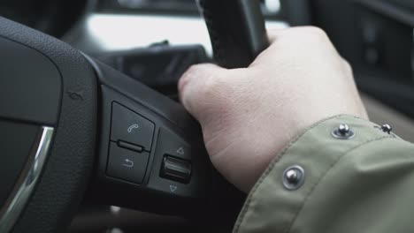 brazo del limpiaparabrisas ajustable con los dedos en el volante